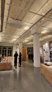 BIENAL INTERNACIONAL DE ARQUITECTURA DE BUENOS AIRES EN EL CENTRO CULTURAL BORGES

Asistimos a la apertura de @labienalarq donde nuestros sistemas de rieles electrificados, tanto aplicados como suspendidos mediante nuestros accesorios de suspensión, formaron parte del nuevo diseño de iluminación de las Salas Infinito y Bon Marche del Centro Cultural Borges.

Agradecemos por la confianza a todo el equipo de @iwishdeco y a la arquitecta y diseñadora de iluminación @paolavarchetta.

@centroborges 📍Viamonte 525, CABA.

#arquitectura #arq #lighting #lightdesign #arquitecturaargentina