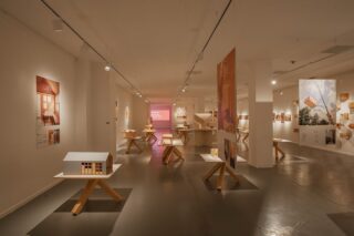 Sala Bon Marché - Centro Cultural Borges

Les compartimos algunas imágenes de la muestra #SabiaMadera para la Bienal Internacional de Arquitectura de Buenos Aires en el Centro Cultura Borges. 

El proyecto contempló el remplazo de un sistema de iluminación antiguo por nuestros rieles electrificados suspendidos mediante accesorios de suspensión comunes a todos nuestros sistemas. Esto limpio visualmente la sala permitiendo a futuro versatilidad en la iluminación.

Proyector de iluminación @paolavarchetta
Gestión de Proyecto @iwishdeco 
📷 @jonatankorellph 

#arquitectura #arq #lighting #lightdesign #arquitecturaargentina