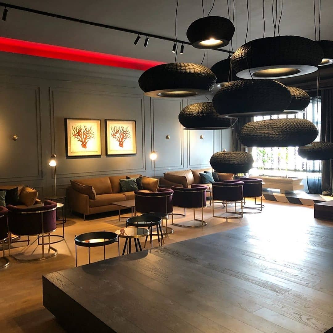 ¡A partir de hoy abre sus puertas al público @casafoa 2019! Del 13 de septiembre al 20 de octubre de 12 a 20hs. ¡No te lo pierdas!
.
.
Este año vas a encontrarnos también acompañando a @boutiquedeluz.
.
📸 @marianapardal
.
#arq #arquitectura #arquitecture #iluminacion #circulodeolivos #casafoa2019 #diseño #design #lighting #argentina #ilutecargentina